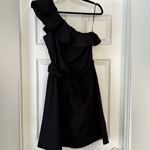 One shoulder ruffle dress. 100%cotton. Fit and flare.